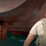 Nigerianos que viajaram 13 dias escondidos em leme de navio tinham comida para apenas três