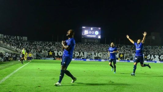 Nikão comemora gol do Cruzeiro contra o Santos, na Vila Belmiro