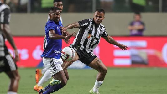 Nikão e Allan em disputa de bola durante o clássico da última segunda-feira (14)