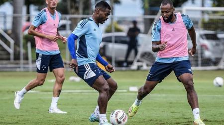 Nikão e Reynaldo, reforços para a temporada, treinam na Toca da Raposa