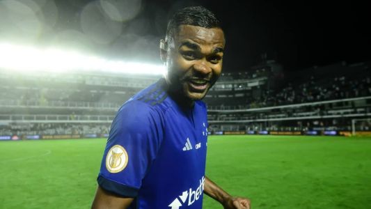 Nikão, meia do Cruzeiro, deu uma assistência e fez um gol na goleada sobre o Santos