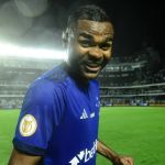 Nikão brilha em goleada do Cruzeiro, desabafa e dedica gol a Zé Ricardo
