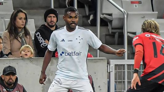 Nikão, meia do Cruzeiro, em jogo contra o Athletico-PR na Ligga Arena