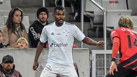 Nikão, meia do Cruzeiro, em jogo contra o Athletico-PR na Ligga Arena