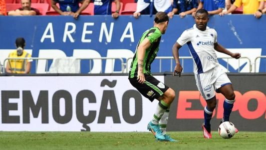 Nikão tenta driblar Iago Maidana em clássico entre Cruzeiro x América, em Brasília