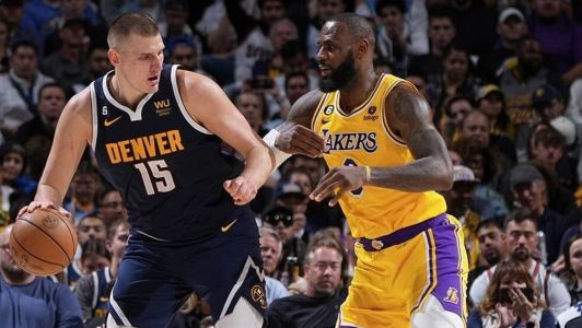 Nikola Jokic e LeBron James em jogo nas finais da Conferência Oeste da última temporada