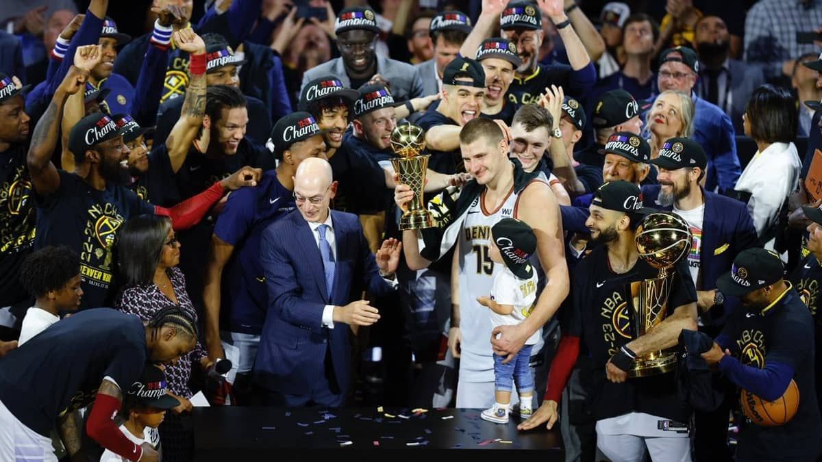 Caseiro, amor à família e cavalos: conheça Nikola Jokic, novo 'dono' da NBA