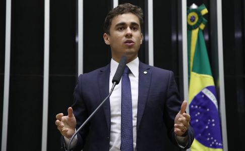 De terno e gravata, Nikolas Ferreira discursa na Câmara dos Deputados