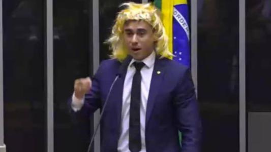 Nikolas Ferreira colocou peruca na tribuna e disse estar "se sentindo uma mulher" em sessão na Câmara