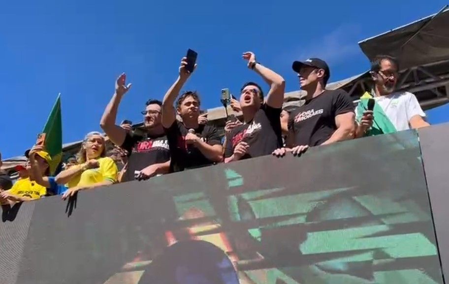 Eduardo Bolsonaro participa por ligação de vídeo da manifestação contra Moraes em BH