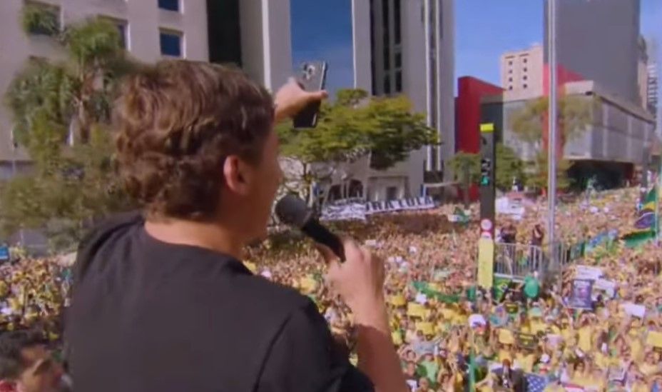 Vídeo: Nikolas faz ligação de vídeo com Bolsonaro durante manifestação em São Paulo
