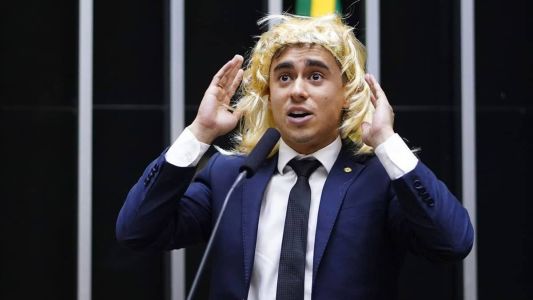 Nikolas Ferreira usa uma peruca para discursar no Dia Internacional da Mulher; ele foi acusado de transfobia