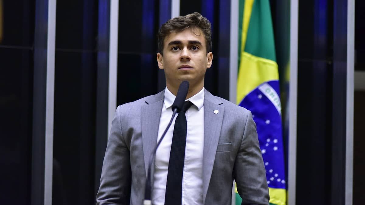 Justiça ordena que Nikolas exclua das redes postagens consideradas homofóbicas