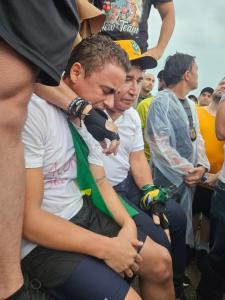 Nikolas Ferreira é amparado pelo senador Magno Malta durante a caminhada em protesto contra a prisão de Jair Bolsonaro