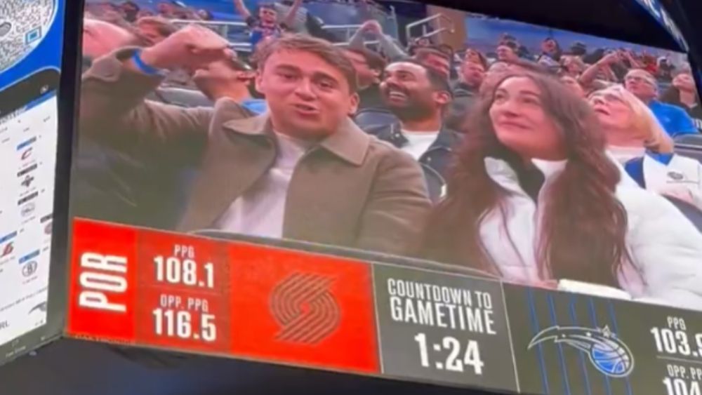Nikolas Ferreira aparece em telão de jogo da NBA e manda recado a Trump