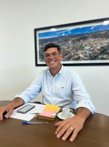 Nilo Baracho, vice-prefeito de Itajubá, sorri ao posar para foto
