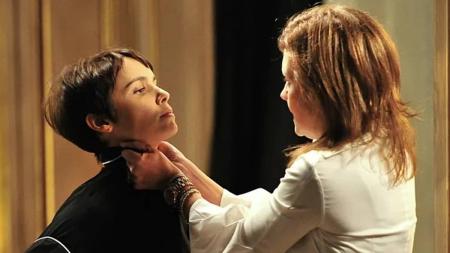 Nina (Débora Falabella) e Caminha (Adriana Esteves) em "Avenida Brasil"