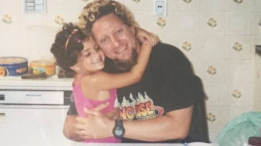 Nina postou uma sequência de fotos com o pai