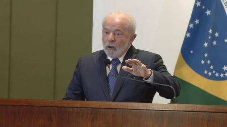 “Ninguém é obrigado a concordar”, diz Lula após críticas de Lacalle Pou e Boric sobre “narrativa” e ditadura na Venezuela.