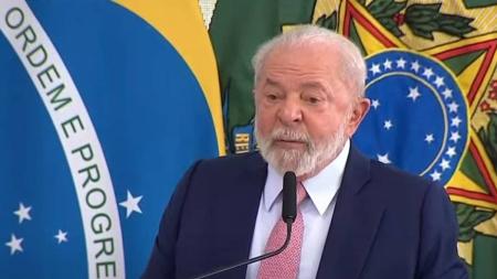 "Ninguém está pedindo um absurdo", diz Lula ao criticar juros altos.