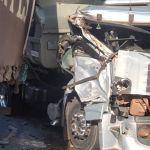 Caminhão tem frente destruída em colisão com carreta na Via Expressa de Contagem