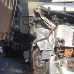 Caminhão tem frente destruída em colisão com carreta na Via Expressa de Contagem