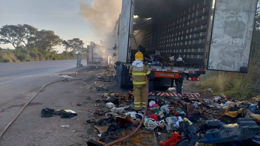 Carreta dos correios com entregas para BH pega fogo no Norte de Minas 