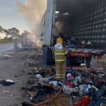 Carreta dos correios com entregas para BH pega fogo no Norte de Minas 