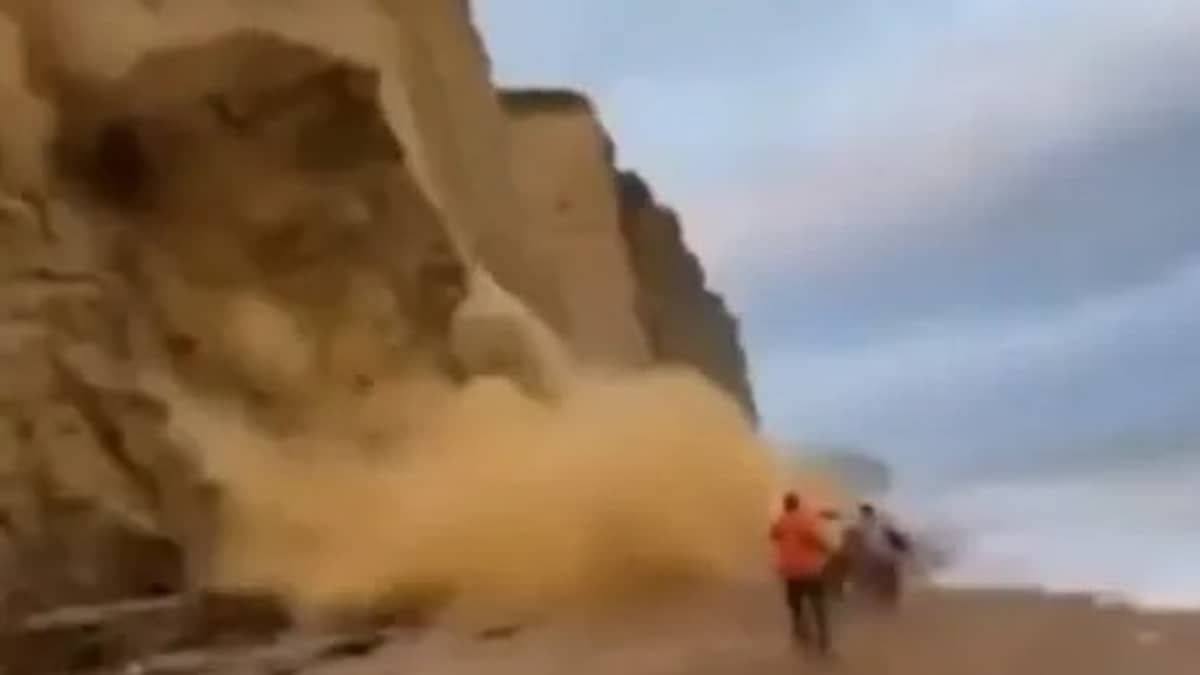 Vídeo: costa de praia desmorona e por pouco não atinge banhistas