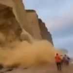 Vídeo: costa de praia desmorona e por pouco não atinge banhistas