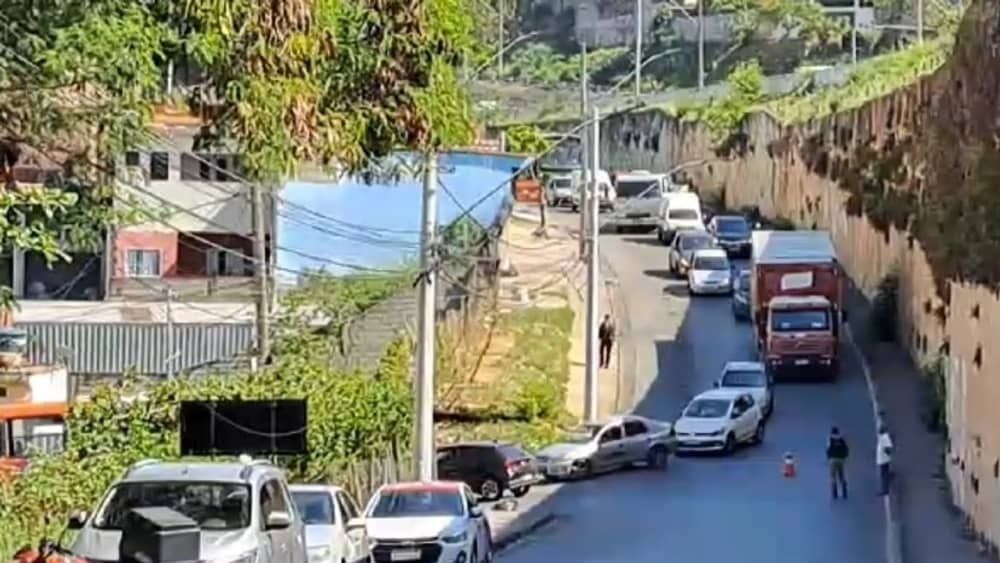 Homem morre e outro fica ferido em ataque a tiros a carro na MG-10 em Vespasiano