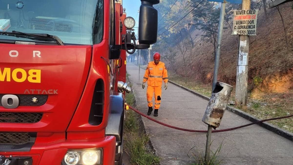 Alunos sofrem mal-estar após inalarem fumaça de incêndio em lote próximo a escola municipal de BH
