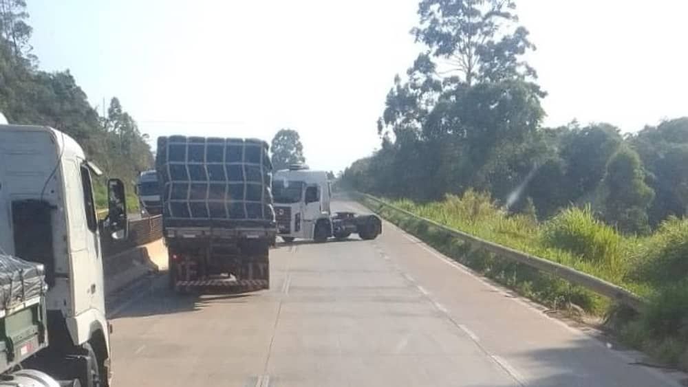 Acidente envolvendo carreta  na BR-381  complica trânsito entre Nova União e Bom Jesus do Amparo