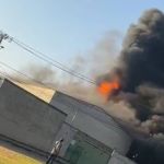 Vídeo: incêndio de grandes proporções atinge galpão de empresa de plástico na Grande BH