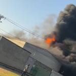 Vídeo: incêndio de grandes proporções atinge galpão de empresa de plástico na Grande BH
