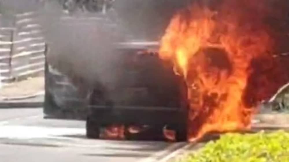 Vídeo: carro é consumido pelas chamas em importante avenida de Lagoa Santa