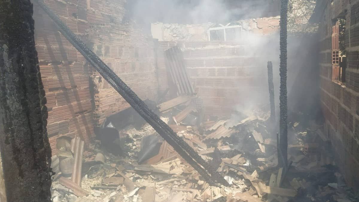 Panela esquecida em fogão a lenha provoca incêndio e destrói casa em Minas