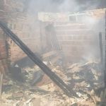 Panela esquecida em fogão a lenha provoca incêndio e destrói casa em Minas