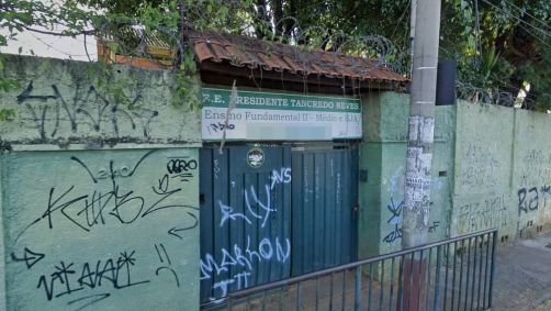 O caso aconteceu na porta da escola; ninguém se feriu na ocorrência