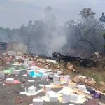 Batida entre caminhões de sorvete e de colchão tem veículo incendiado; veja imagens
