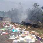 Batida entre caminhões de sorvete e de colchão tem veículo incendiado; veja imagens