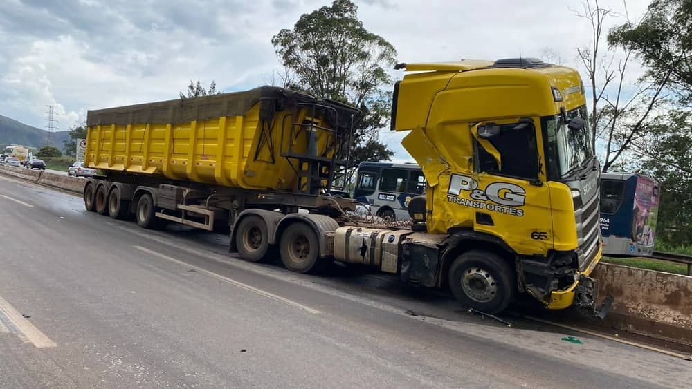 Anel Rodoviário é liberado após acidente entre duas carretas