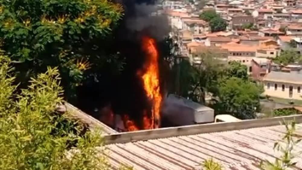 Vídeo: incêndio atinge vegetação e queima carcaça de ônibus na Grande BH