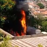 Vídeo: incêndio atinge vegetação e queima carcaça de ônibus na Grande BH