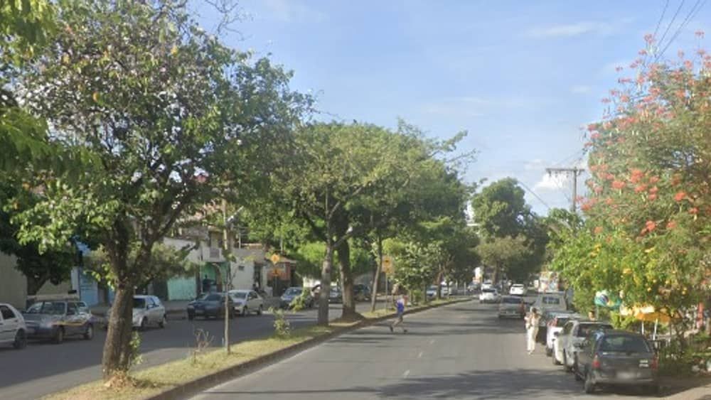 Motorista alcoolizado capota Kombi, tenta fugir da polícia e provoca confusão em BH