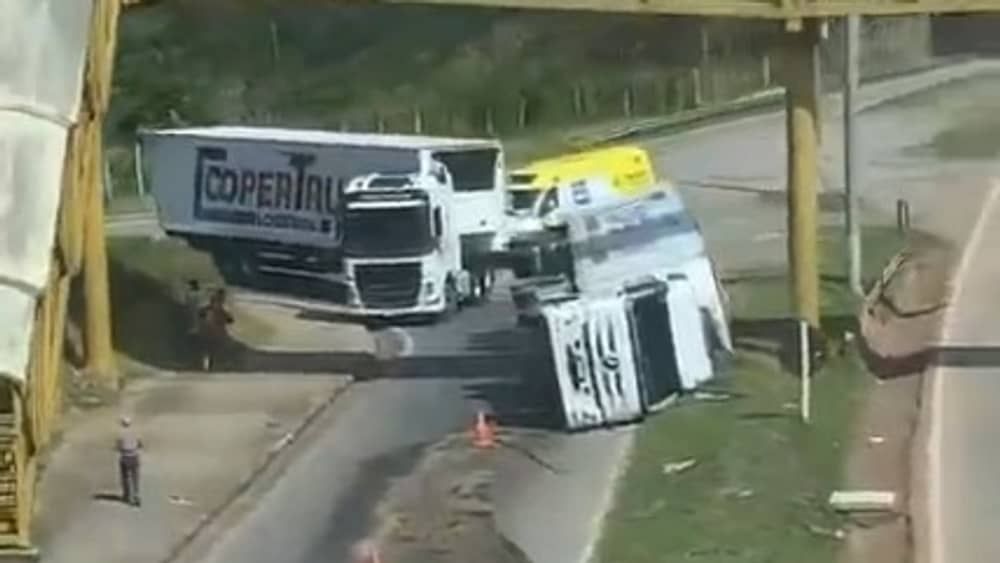 Carreta tomba e interdita Via do Minério, no Barreiro