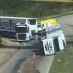 Carreta tomba e interdita Via do Minério, no Barreiro