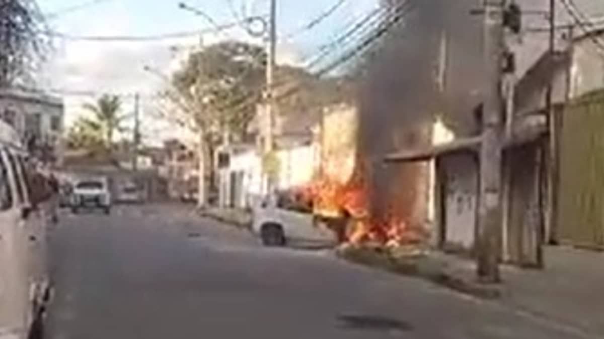 Carro pega fogo na avenida Bandeirantes, em Betim
