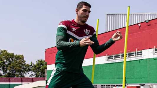 Nino já treina no campo com todo elenco do Fluminense