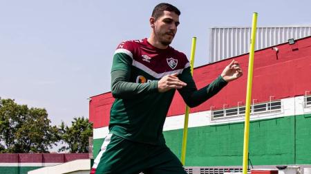 Nino já treina no campo com todo elenco do Fluminense